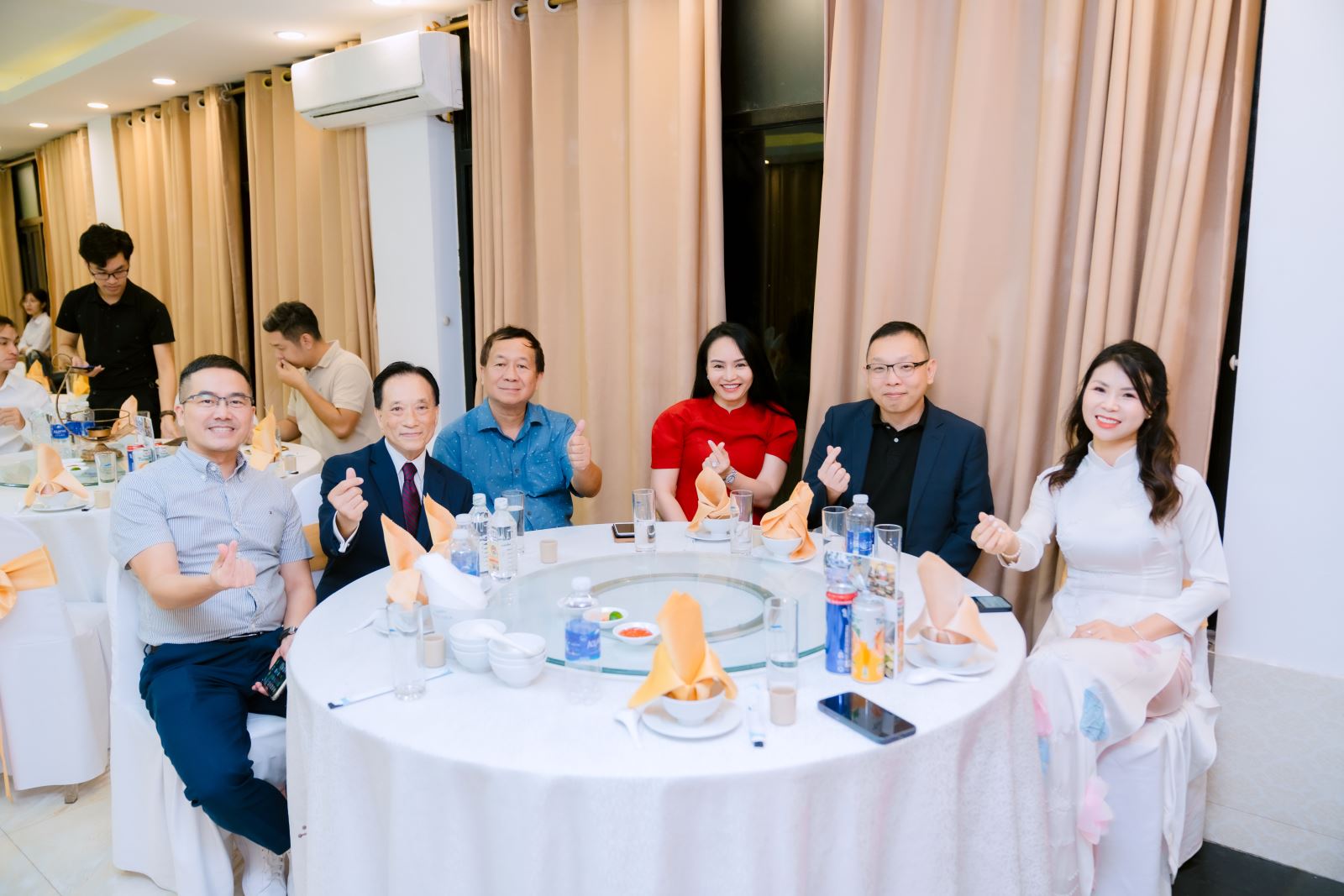 Dàn khách mời cùng ban lãnh đạo tại sự kiện 