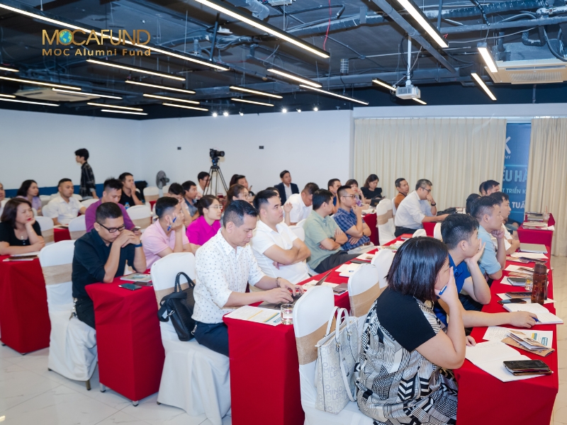 Các học viên cùng thảo luận tại lớp học của MOCAFUND 