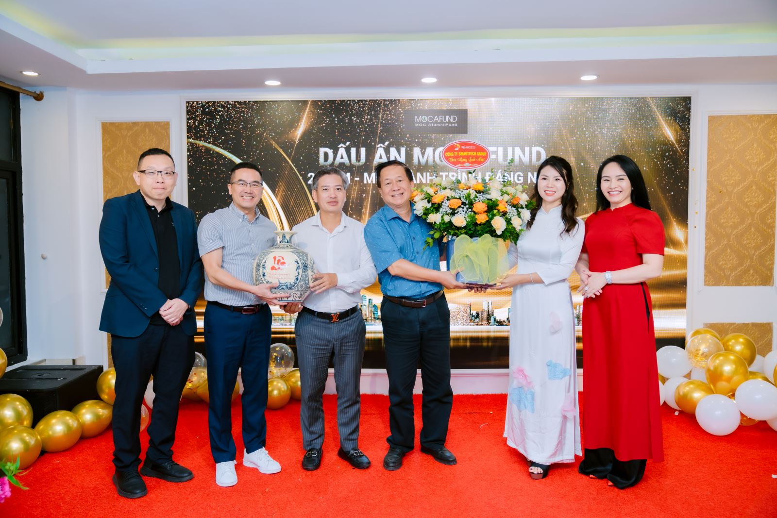 SMARTTECH gửi tặng hoa và quà tại lễ kỷ niệm